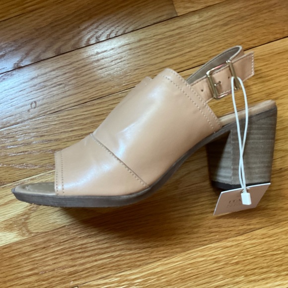 💕 Tan Leather Slingbacks with Stacked Heel 💕 - Picture 13 of 15